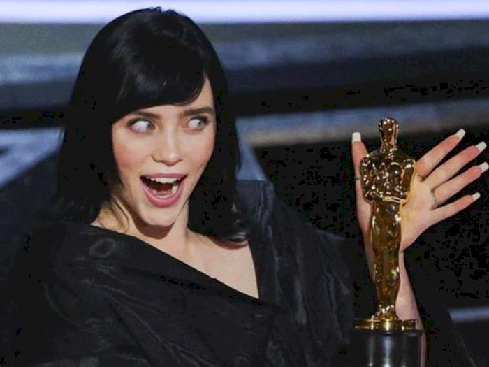 Billie Eilish Kegirangan, Dapat Piala Oscar Pertama Berkat 'No Time to Die'