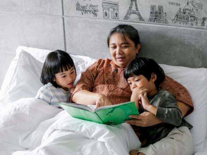 Dear Moms, Biasakan Bacakan Buku Cerita Buat Anak-anak Sebelum Tidur, Ini Kata Psikolog