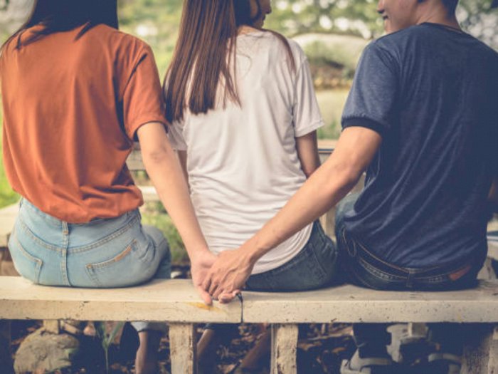 Gak Melulu Menyenangkan, Ini 5 Kerugian yang Bakal Kamu Dapatkan saat Jadi Selingkuhan   