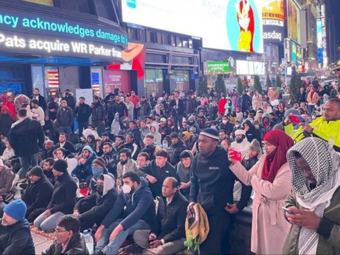 Times Square Ramai Orang Salat Tarawih Berikan Pesan Damai