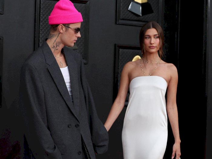 Hadir di Grammy Awards Bersama Suami, Hailey Bieber Tampil Sederhana dengan Dress Polos