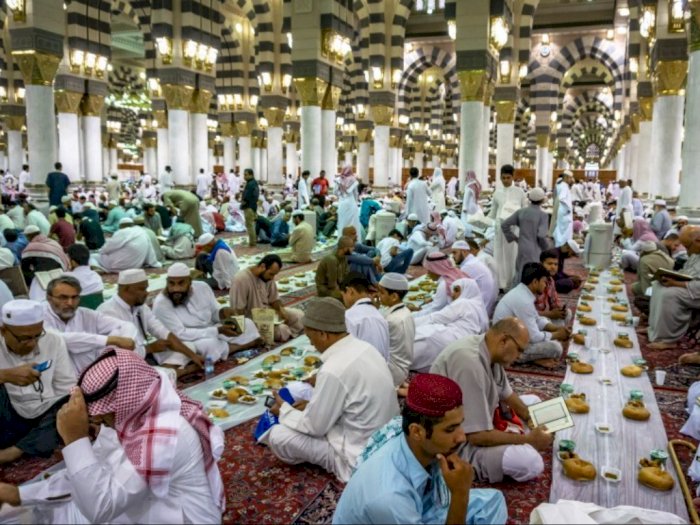 Melihat Ramadhan di Madinah, Jamaah Buka Puasa Bersama Tanpa Ngobrol