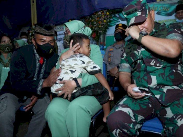 Jenderal Dudung Menangis saat Kunjungi Anak Prajurit TNI yang Tewas di Papua