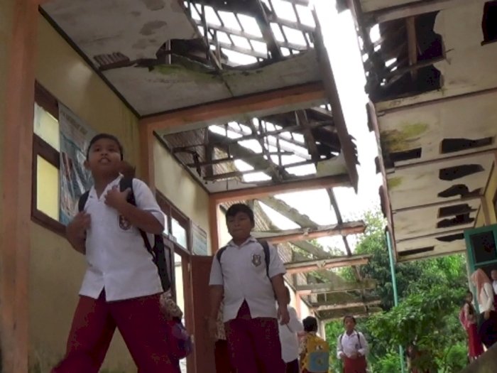 Miris! Sekolah Hampir Ambruk, Siswa di Situbondo Belajar di Bawah Bayang-bayang Maut 