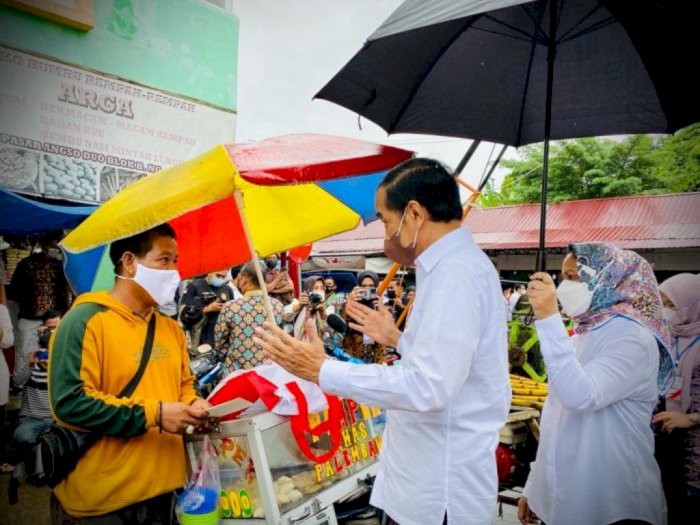 Momen Romantis Ibu Iriana Payungi Presiden Jokowi saat Bagikan BLT ke Pedagang di Jambi