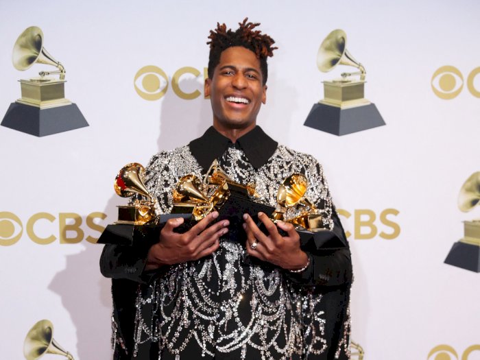 Pendengar Lagu-lagu Jon Batiste Meningkat 950 Persen Usai Borong 5 Piala Grammy