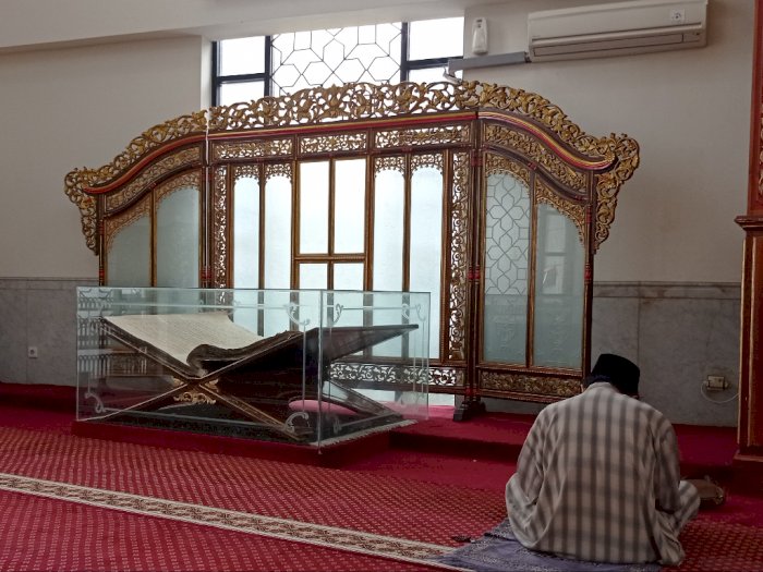 Al-Qur'an Raksasa di Masjid Ini Usianya 200 Tahun dan Berukir Tinta Emas