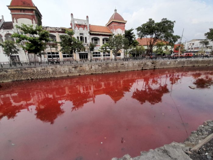 Viral! Air Kali Semarang Mendadak ‘Berdarah’ Bikin Geger Warga, Apa Penyebabnya? 