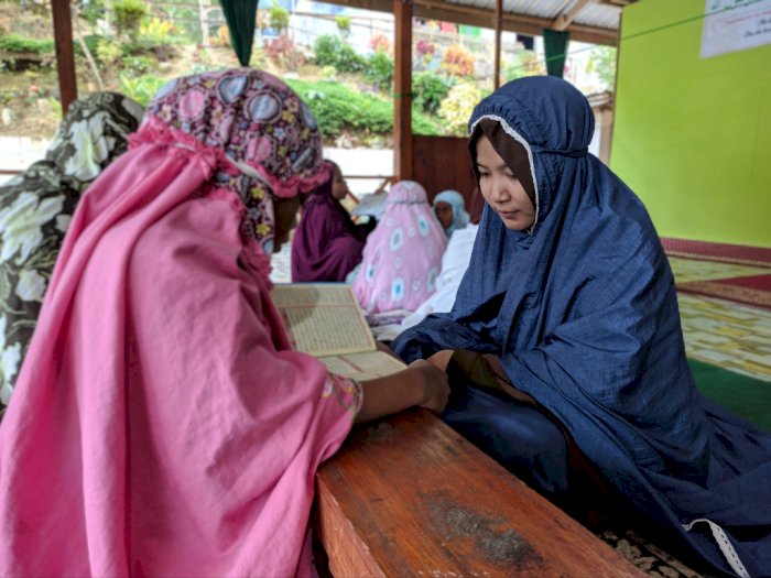 Salut! Wanita Bogor Ini Rela ke Pedalaman Sulawesi demi Mengajar di Kampung Mualaf 