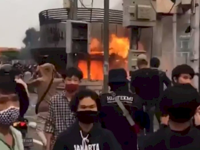 Pos Polisi di Pejompongan Dibakar Oleh Massa Tidak Dikenal