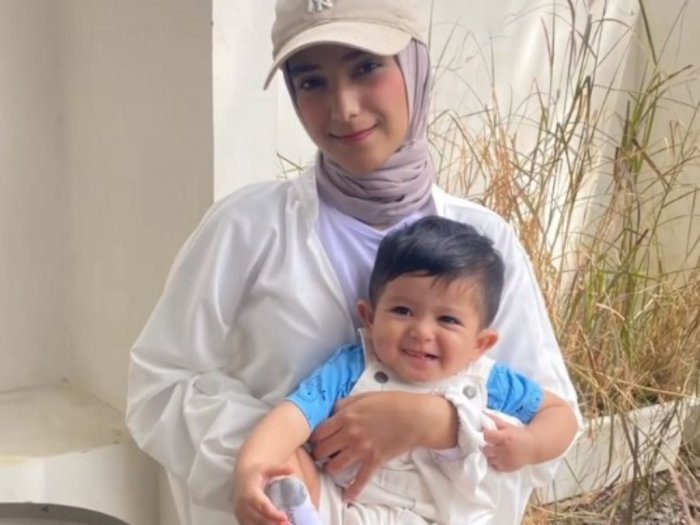 Momen Nadya Mustika saat Ajarkan Anaknya Berjalan, Netizen Malah Salfok ke Hal Ini