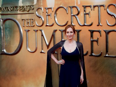 J.K Rowling Terlihat Menyendiri di Premiere Fantastic Beasts 3, Gak Foto Bareng Para Aktor