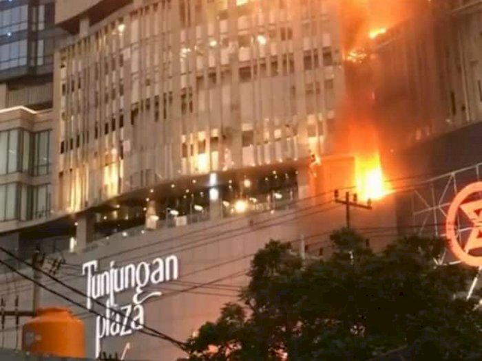 Detik-detik Mal Tunjungan Plaza Surabaya Kebakaran Hebat! 