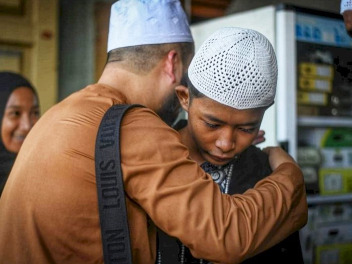 Viral! Tangis Haru Anak Jalanan Pecah saat Dibawa Ustaz Asal Malaysia Beli Baju Muslim