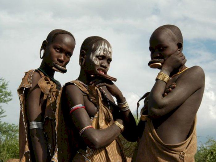 Fakta Suku Mursi di Ethiopia, Lempengan Piring di Bibir Jadi Standar Kecantikan Wanita