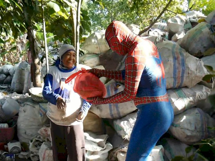 Masya Allah, Aksi Spiderman Bikin Warga di TPA Ini Merinding dan Haru! 