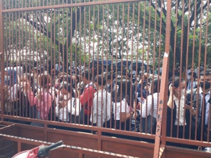 Duh! Kerumunan saat Rekrutmen Kerja di Tangerang, Polisi Langsung Bubarkan