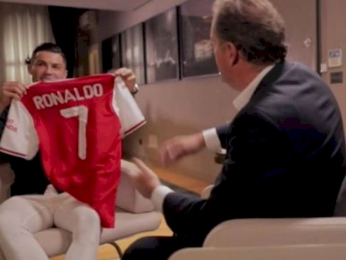 Begini Komentar Cristiano Ronaldo saat Diberi Jersey Arsenal, Reaksinya di Luar Dugaan