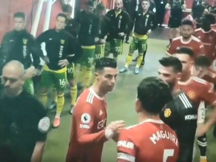Viral Video Ronaldo Semangati Pemain MU sebelum Hadapi Norwich, Netizen: Ini Baru Kapten