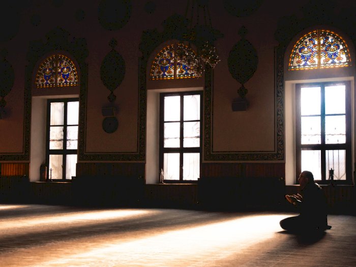 I'tikaf: Artinya, Keutamaannya, dan Tata Caranya di Masjid