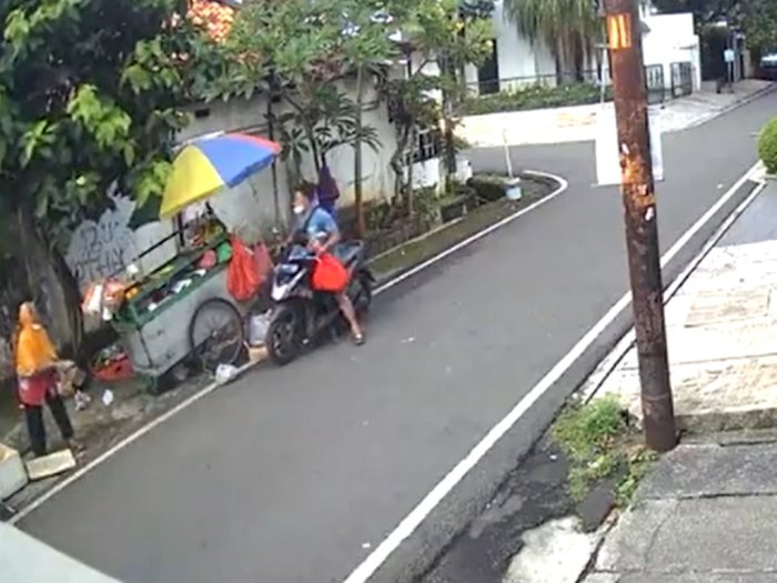 Viral Video CCTV Ibu Tukang Sayur Dijambret Pria Bermotor di Benhil Jakpus