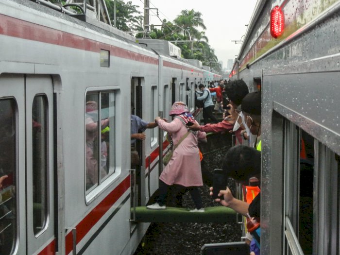 KRL Commuter Line Tabrak Mobil di Stasiun Citayam, Penumpang Dievakuasi