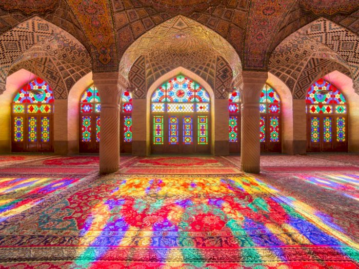 Melihat Masjid Terindah di Dunia Nasir Al-Mulk, Dalamnya Warna-warni dan Instagramable!