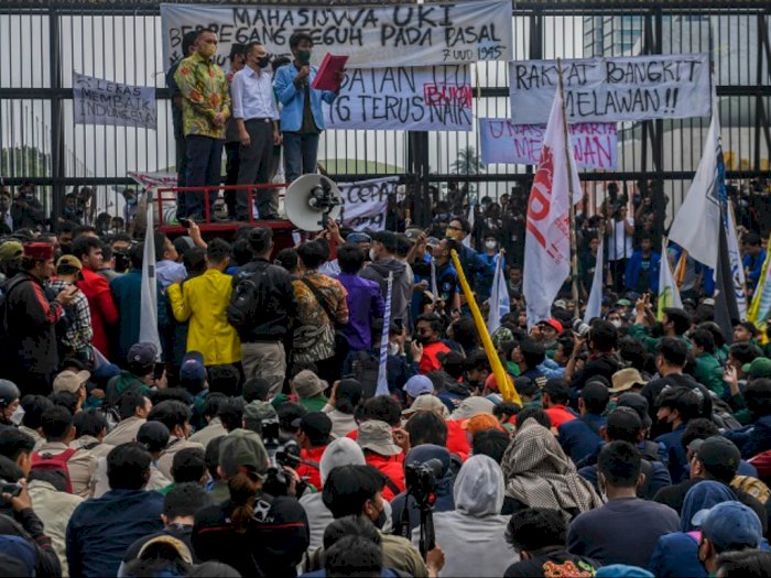 Buruh dan Mahasiswa Demo di DPR, Ini Tuntutannya
