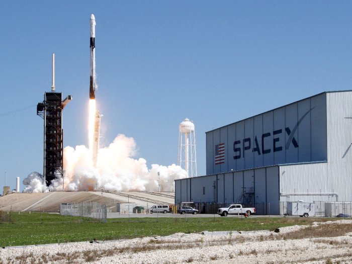 SpaceX Gaet Starlink Hadirkan WiFi dalam Penerbangan untuk Pertama Kalinya