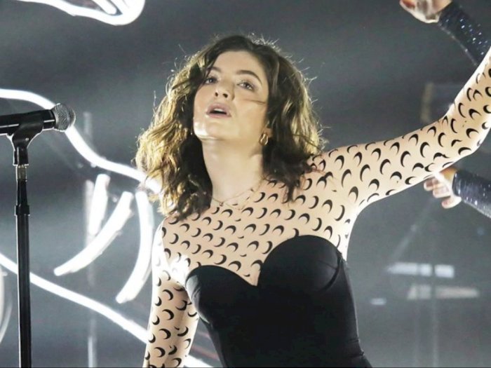 Dikecam, Lorde Klarifikasi Soal Aksinya Minta Penonton Diam saat Nyanyi Writer in the Dark