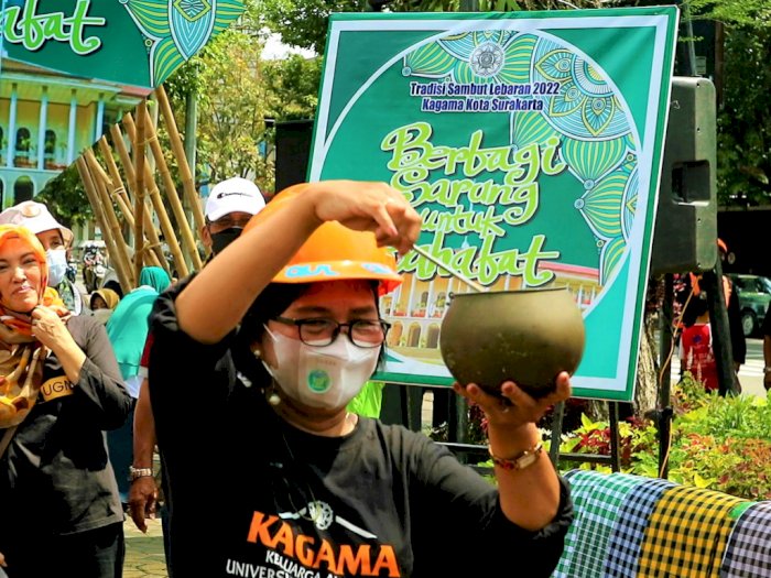 Bikin Heboh! 'Mbak Rara' Pawang Hujan Mandalika Muncul di Pembagian 1.000 Sarung Kagama 