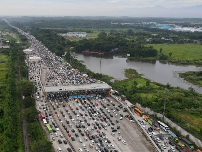 Tol Jakarta-Cikampek Padat, Jasa Marga Imbau Pemudik Isi Penuh BBM dan Cukupi Saldo E-Toll
