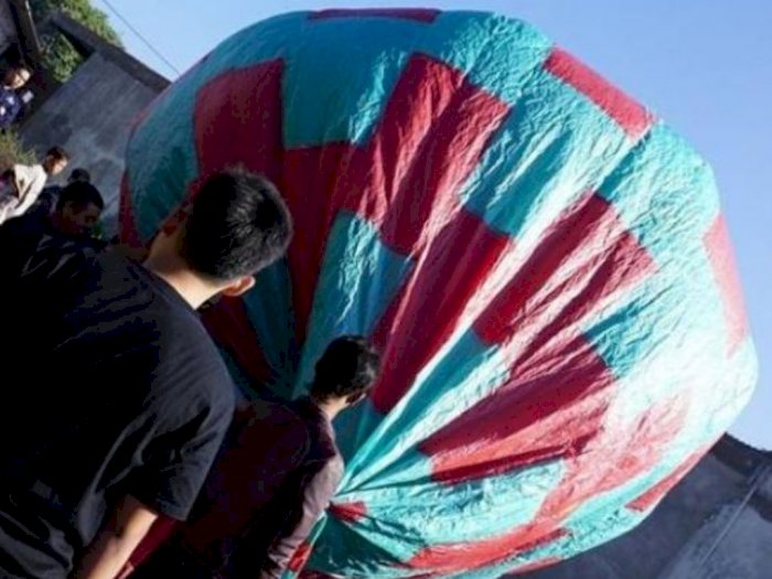 Meriahkan Tradisi 'Ngapungkeun Balon', Warga Garut Mulai Persiapkan Balon Ukuran Raksasa