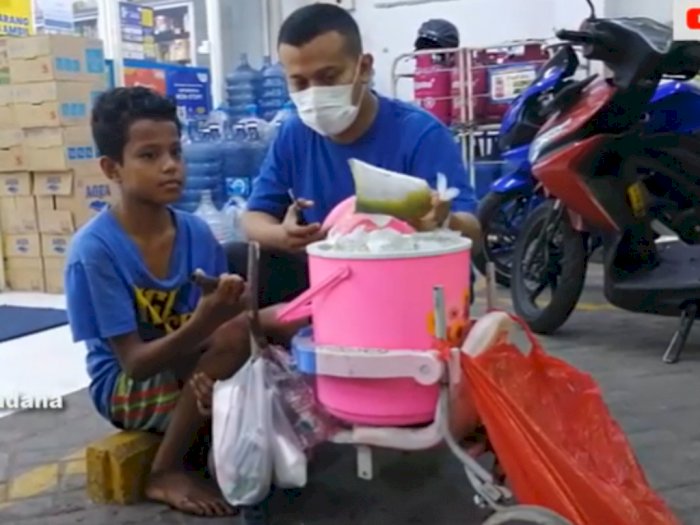 Kisah Husein, Bocah Penjual Es Dawet di Depan Minimarket Sidoarjo, Demi Bantu Orang Tua