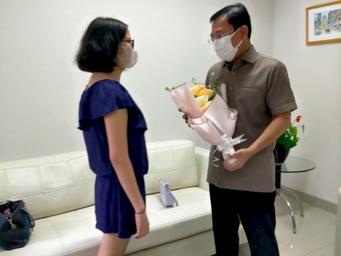 Wajah Berseri-seri Terawan Diberi Bunga oleh Gadis yang Sembuh Berkat Vaksin Nusantara