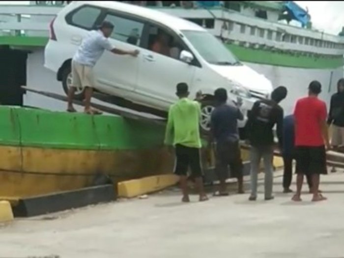Cara Ekstrim Warga Turunkan Mobil dari Kapal Pakai 'Jembatan Kayu', Bikin Deg-degan