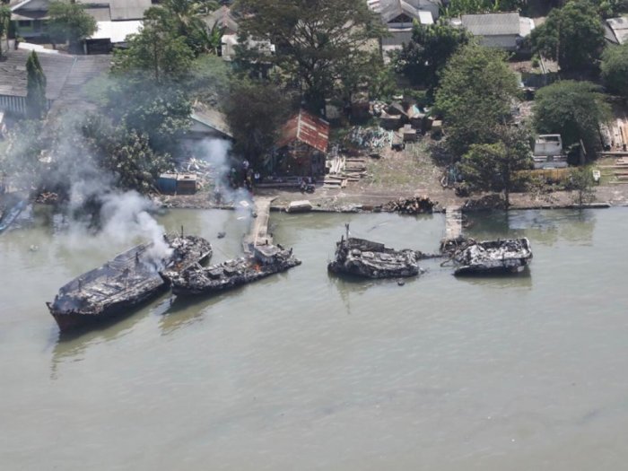 Momen Menegangkan Kebakaran di Pelabuhan Cilacap: 45 Kapal Terbakar dan Tersapu Ombak