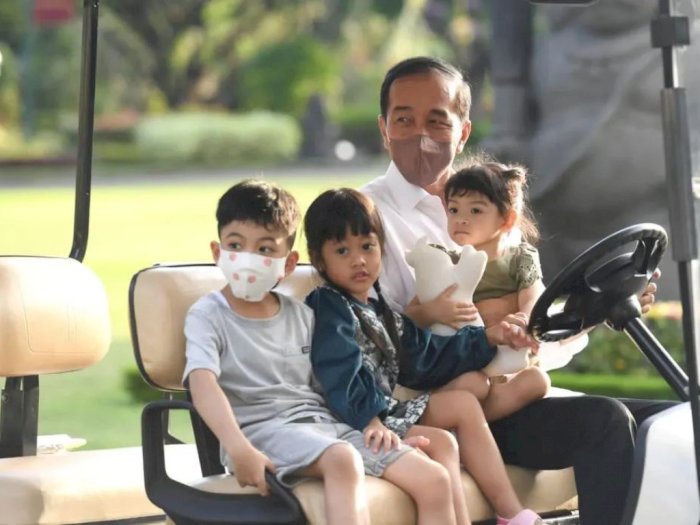 Lucunya Momen Lebaran Presiden RI Bermain Bersama Cucu di Halaman Istana Yogyakarta