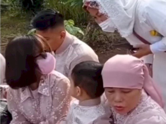 Ibu-ibu Cubit Pipi Gala Sky saat Ziarah ke Makam Vanessa-Bibi Bikin Geram: Gak Ada Etika