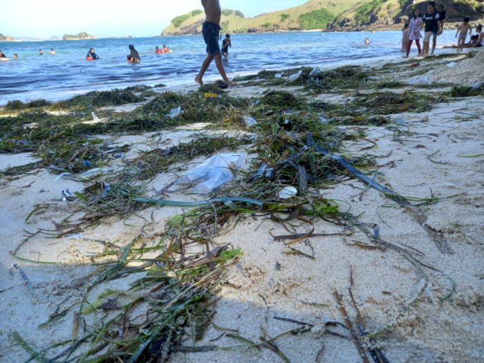 Duh, Libur Lebaran Membuat Pantai Tanjung Aan Dipenuhi Sampah! 