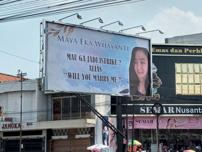 Viral di Klaten! Wanita Ini Diajak Nikah Pakai Papan Reklame, Siapa Pemasangnya?