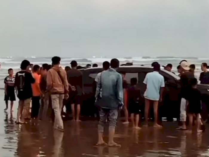 Niat Mau Healing, Mobil Pajero Amblas Masuk ke Pasir Pantai Bangedur, Wisatawan Heran