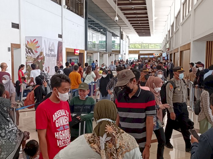 Arus Balik! Kondisi Bandara Juanda Surabaya Padat, Para Pemudik Mengular di Pintu Check In