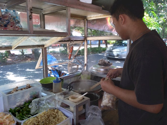 Ngalahin Gaji Pns Pemuda Ini Jualan Seblak Pakai Tenda Omzetnya Rp9