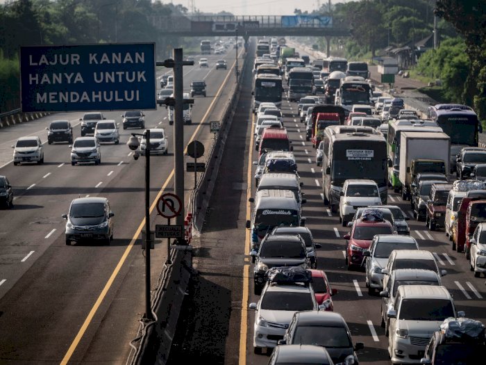 Kendaraan Menuju Jakarta Padat, Petugas Terapkan One Way dan Contra Flow di Tol Cikampek