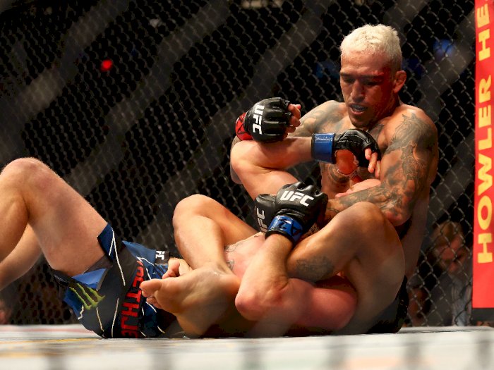 Hasil UFC 274: Charles Oliveira Paksa Justin Gaethje Menyerah Lewat Kuncian Mematikan