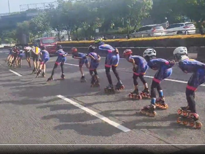 Viral Rombongan Pemain Sepatu Roda Penuhi Bagian Tengah Jalan Gatot Subroto