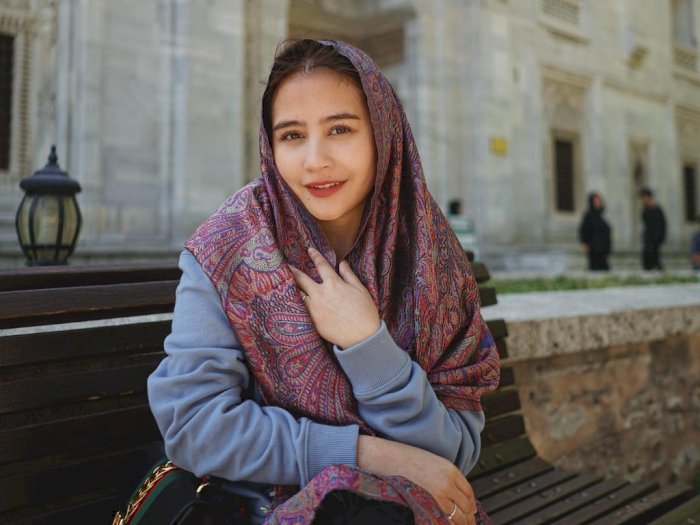 Penampilan Prilly Latuconsina Kenakan Selendang saat Liburan di Turki Curi Perhatian