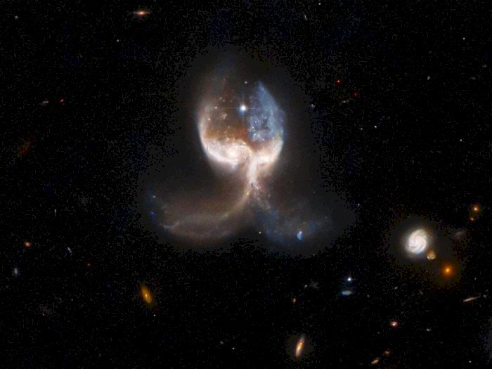 Tabrakan Kosmik Dua Galaksi Terlihat Mirip 'Sayap Malaikat' di Luar Angkasa