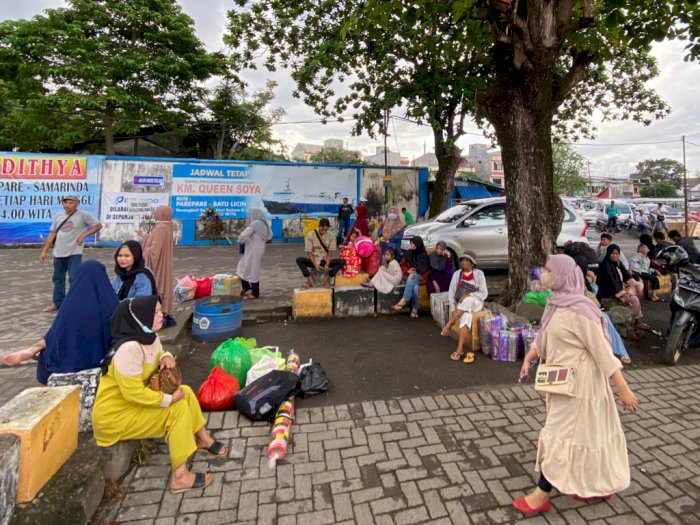 Putus Asa, Para Penumpang Arus Balik Nekat Lakukan Ini di Pelabuhan Nusantara Parepare